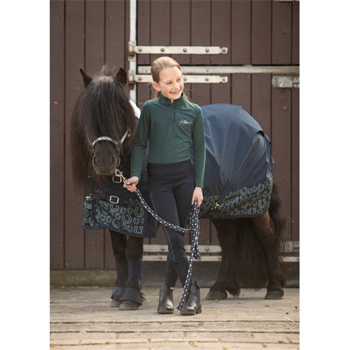 Nepromokavá deka Harrys Horse Stout Pony, 200 g, modrá s podkovami - vel. 75 cm Deka neprom. HH Stout, pony, modrá s podk., 75cm